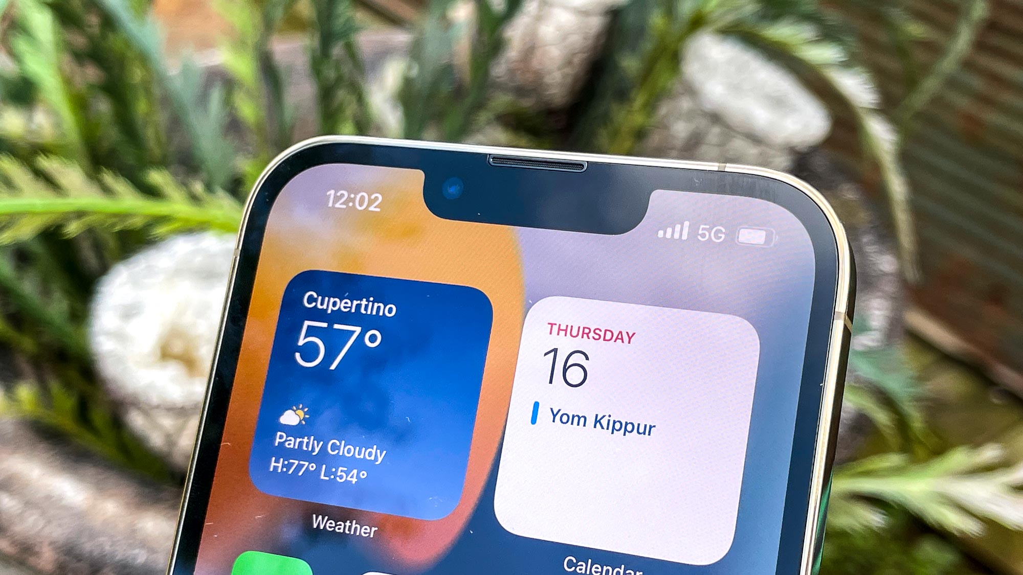 iphone 13 pro display zoomed in on status bar