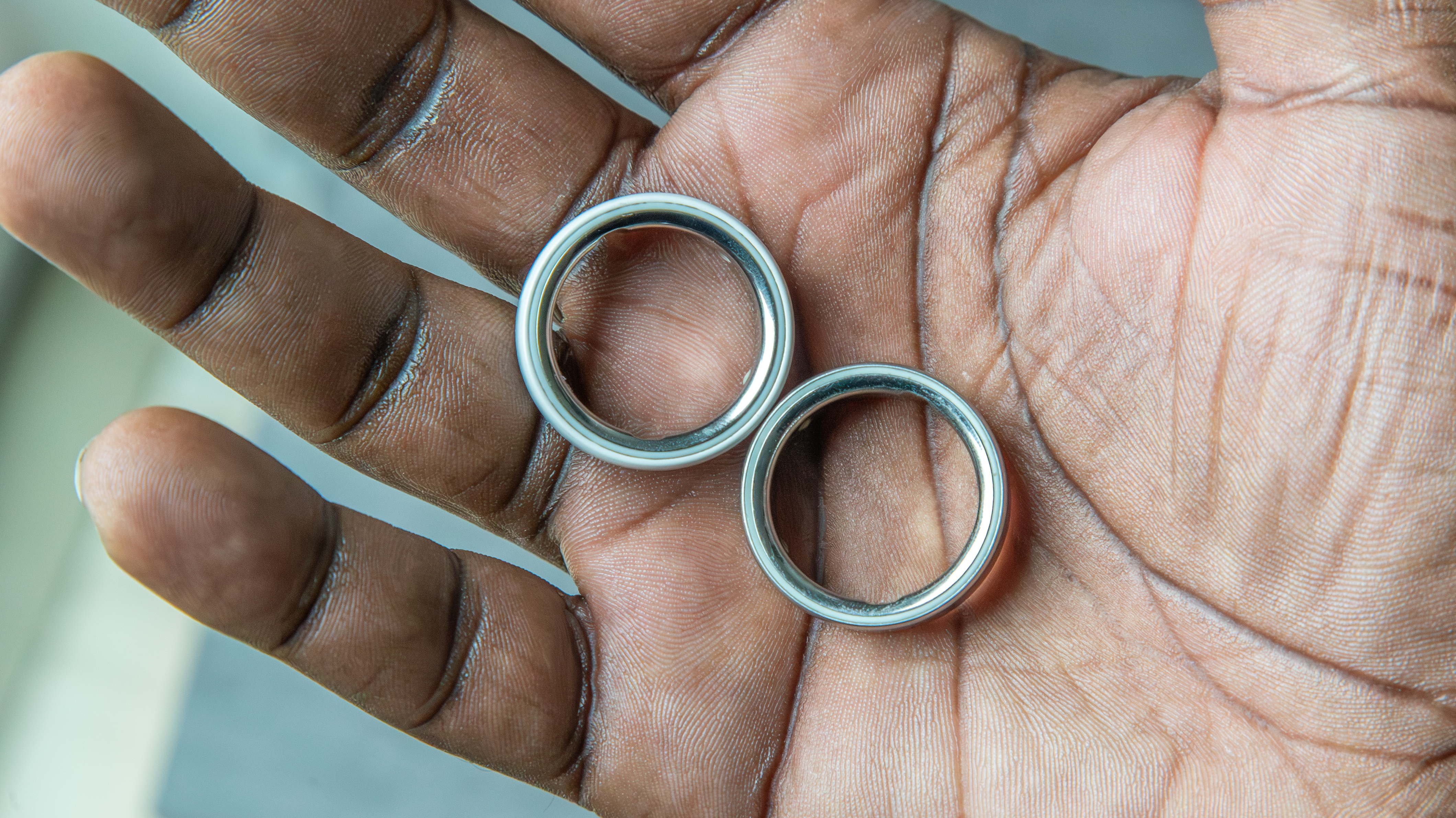 Oura Ring 4 Ceramic and the Oura Ring 4 in hand