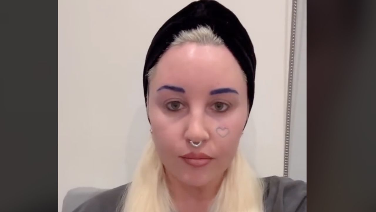 Amanda Bynes announces she&#039;s pausing her podcast after one episode.