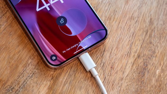 Не доверяйте USB-портам в аэропортах — этот тонкий пауэрбанк содержит всё необходимое и сейчас продается со скидкой 30%
