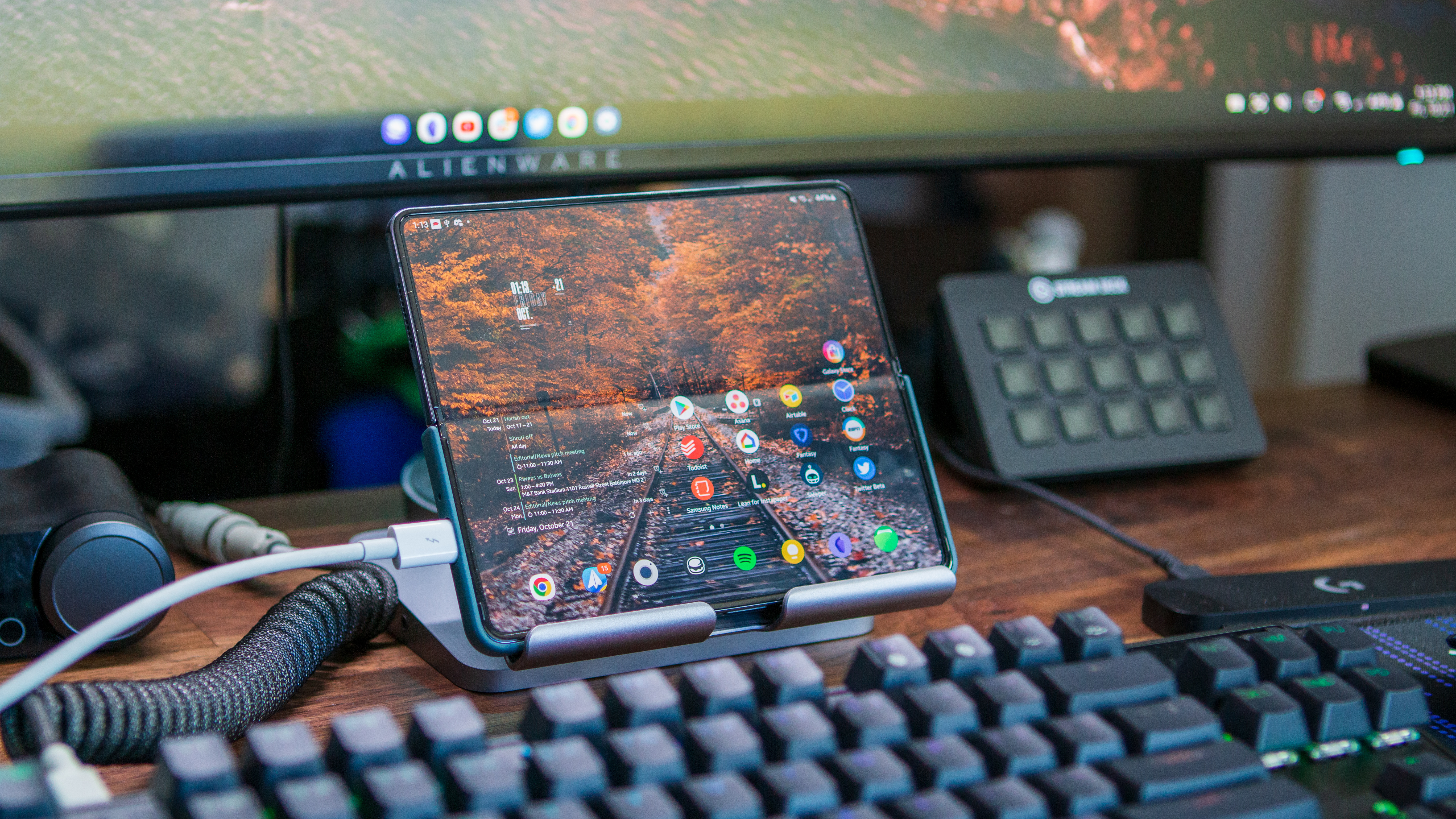 Close-up on Galaxy Z Fold 4 in wired DeX mode