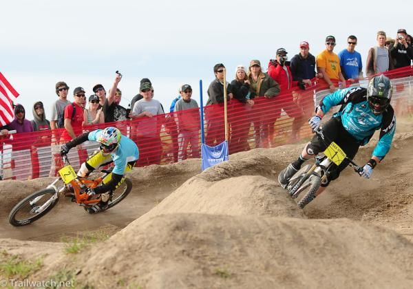 Brian Lopes (left) racing Jared Graves (Yeti) in the finals