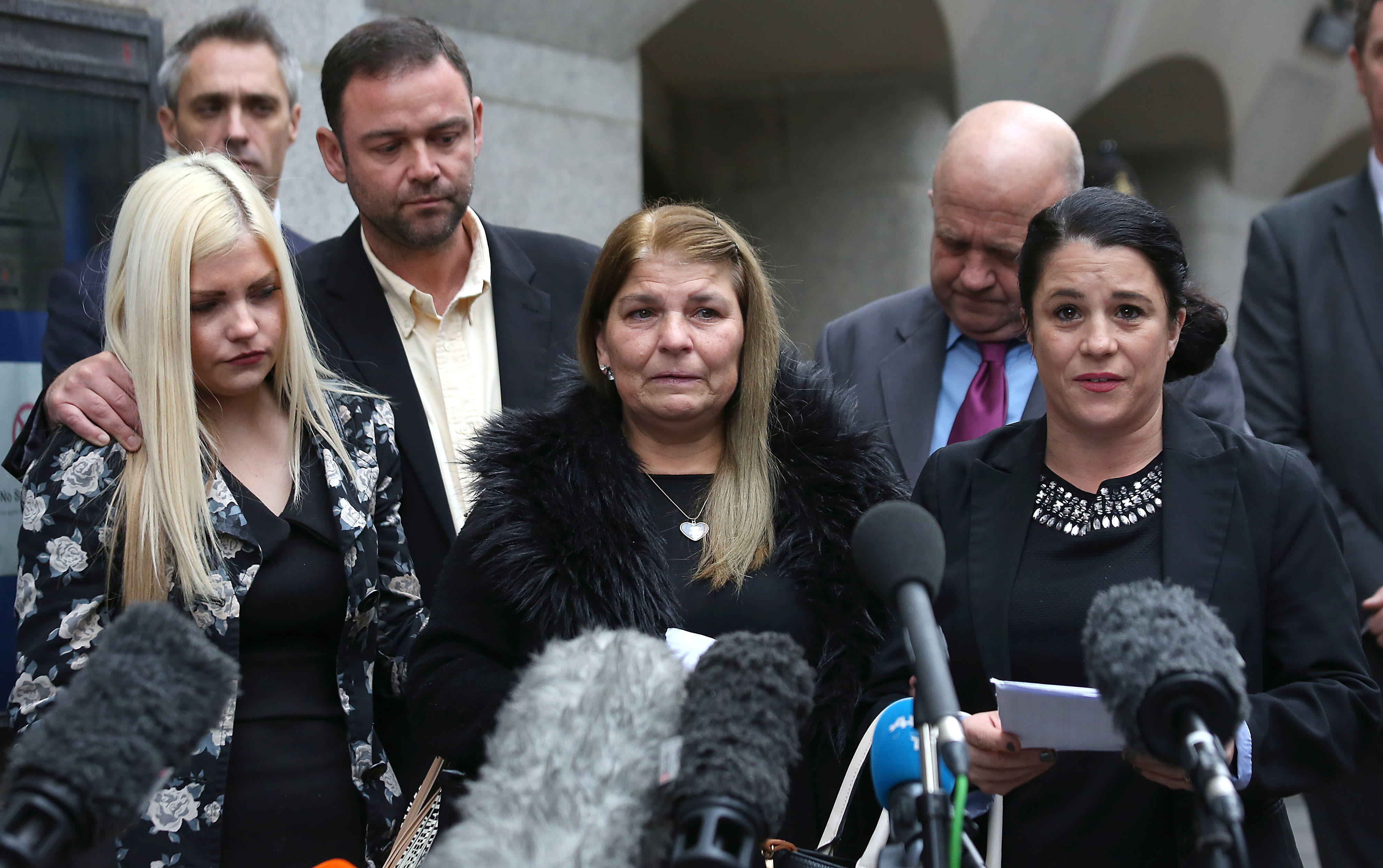 La verdadera Donna Taylor (derecha) con su familia en duelo en la corte.