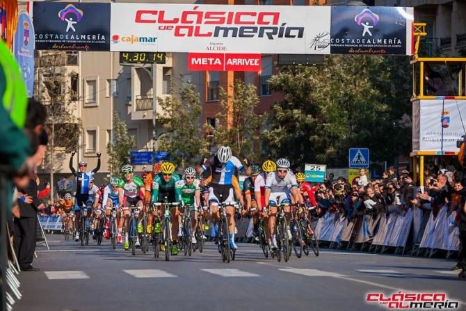 Mark Renshaw (Blanco) celebrates as he crosses the line to win Cl&aacute;sica de Almer&iacute;a 2013