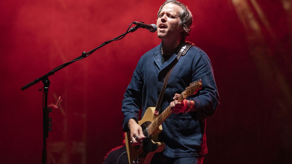 Jason Isbell performs with the 400 Unit