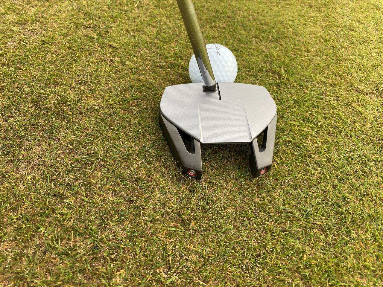 The TaylorMade Spider GT Putter behind the ball