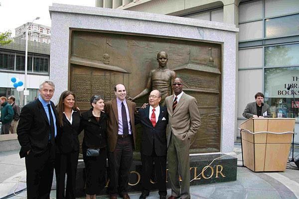 Dignitaries in front of the statue