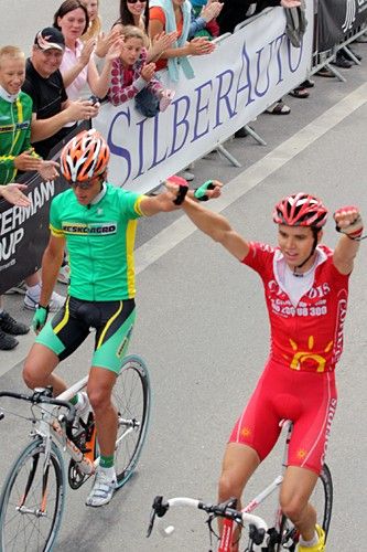 Sander Maasing (l) and Rein Taaramae celebrate a one-two in the elite road race.