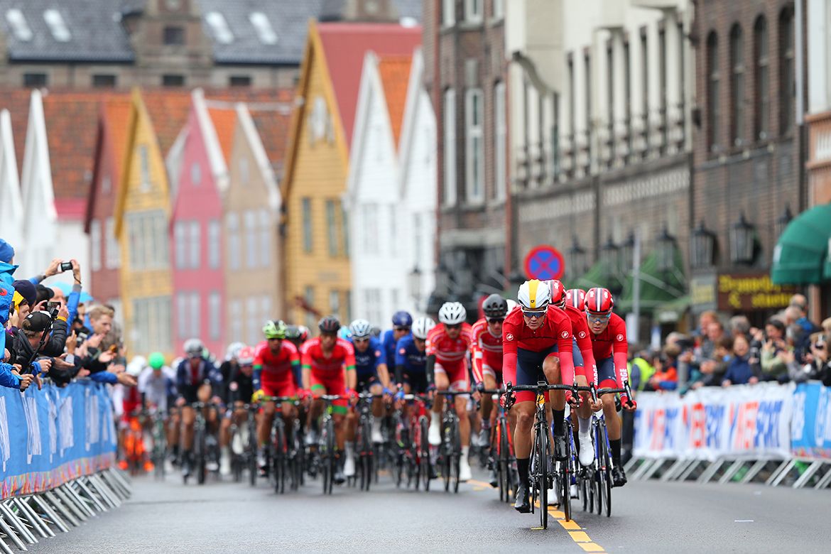 The main peloton in the men's U23 race in Bergen
