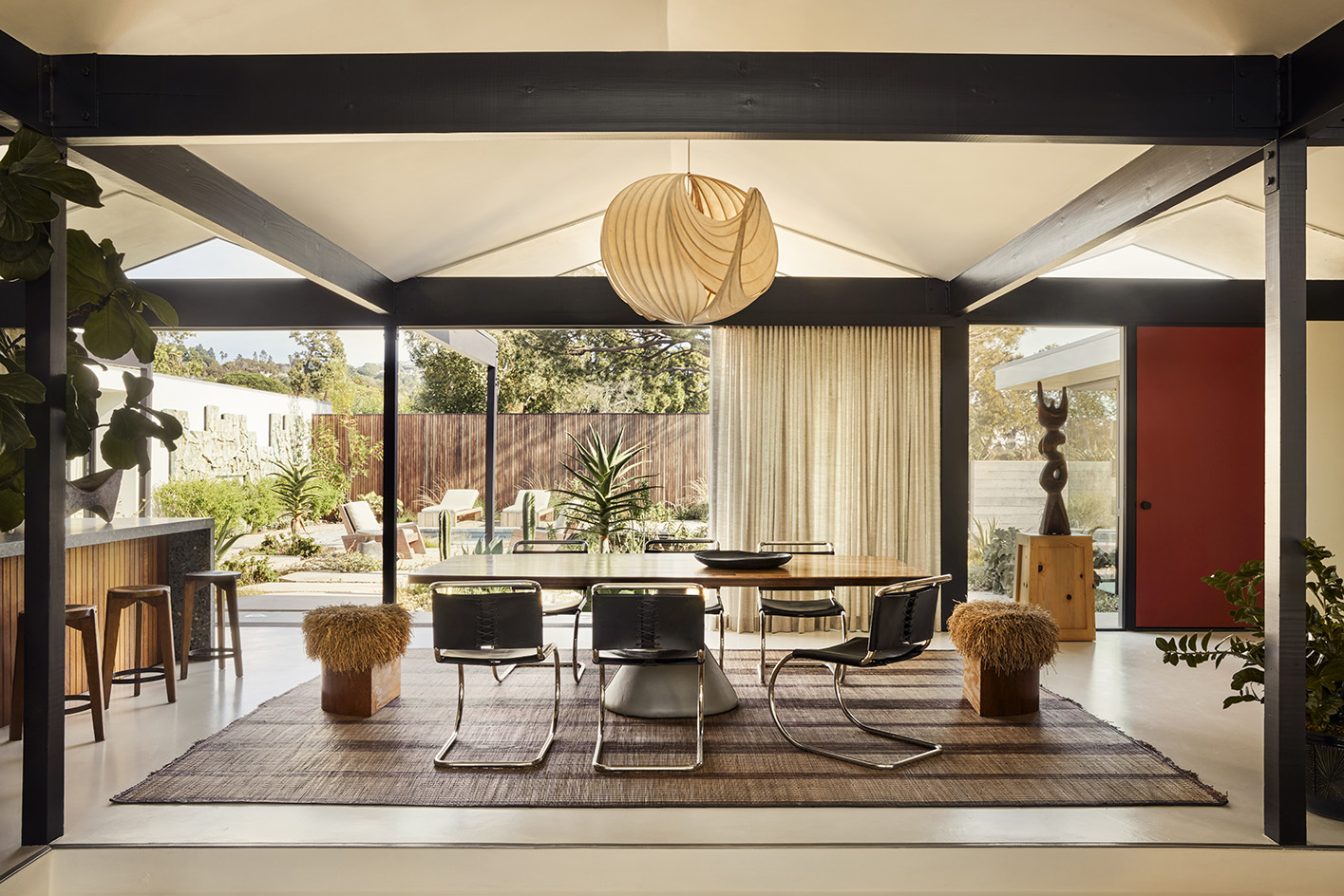 Paperfold house, a Pierre Koenig house in California redesigned by Jamie Bush, has contemporary feel and furniture and a midcentury feel