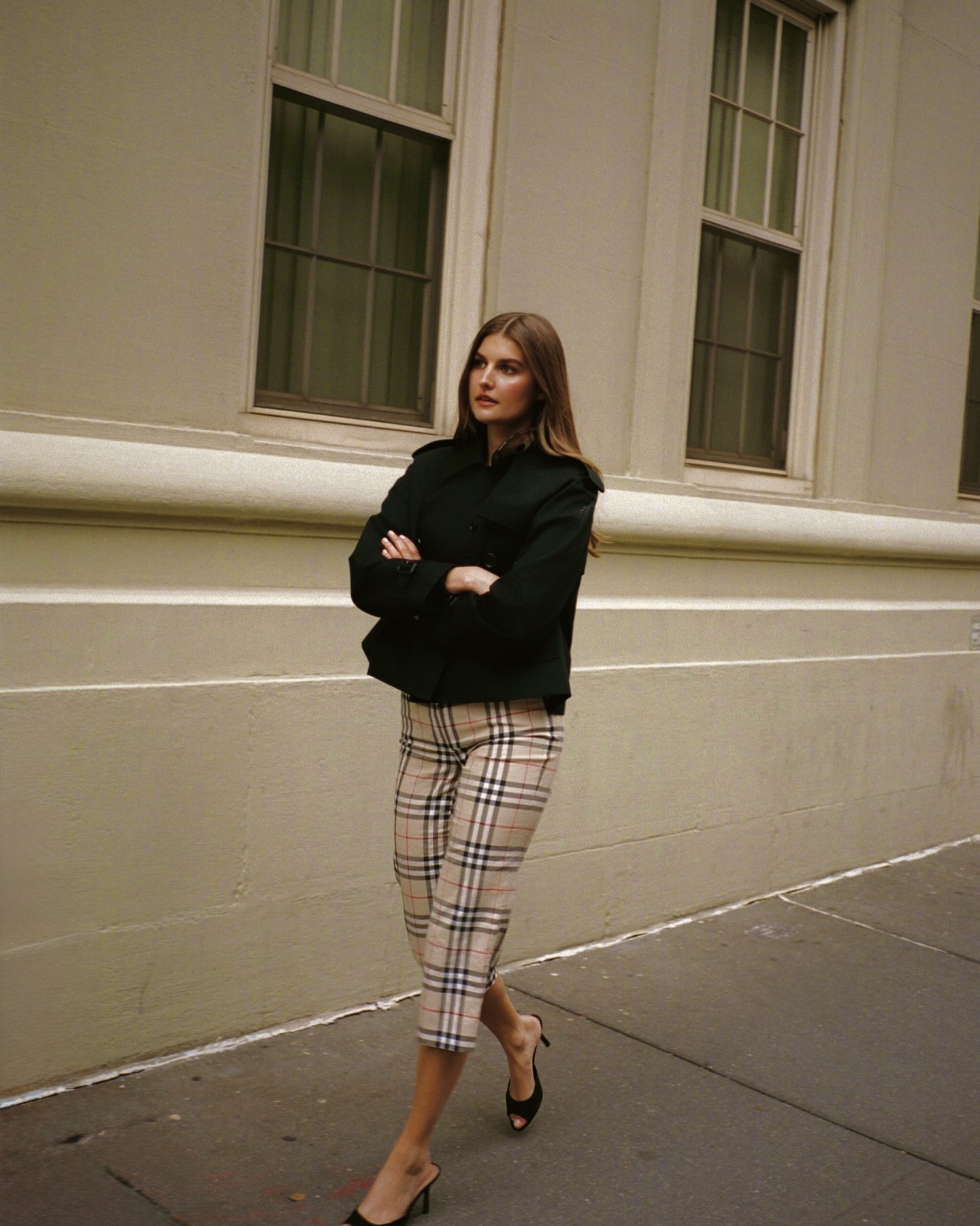 Influencer Sara Walker wearing a cropped trench coat, capri pants and kitten heels.