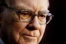 Warren Buffett of Berkshire Hathaway talks to members of the media May 4, 2002 at the annual Berkshire Hathaway shareholders meeting in Omaha, Nebraska.