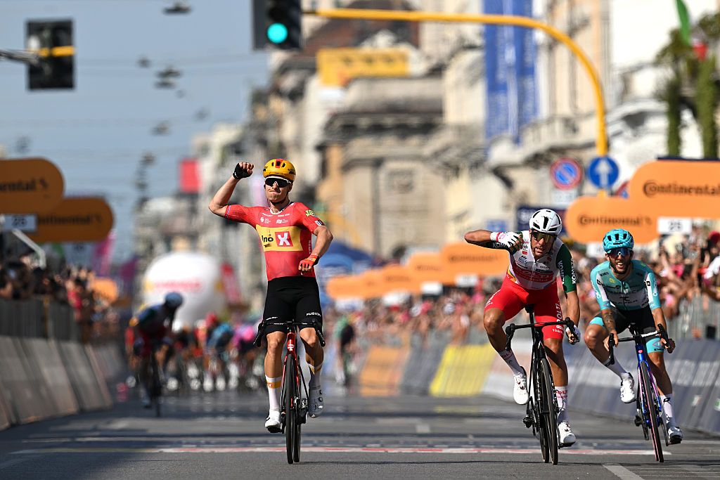 Giro d'Italia: Fredrik Dversnes shocks with stage 15 victory as sprinters are thwarted by breakaway in Milan
