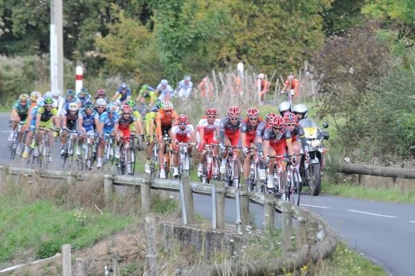 The peloton chases hard