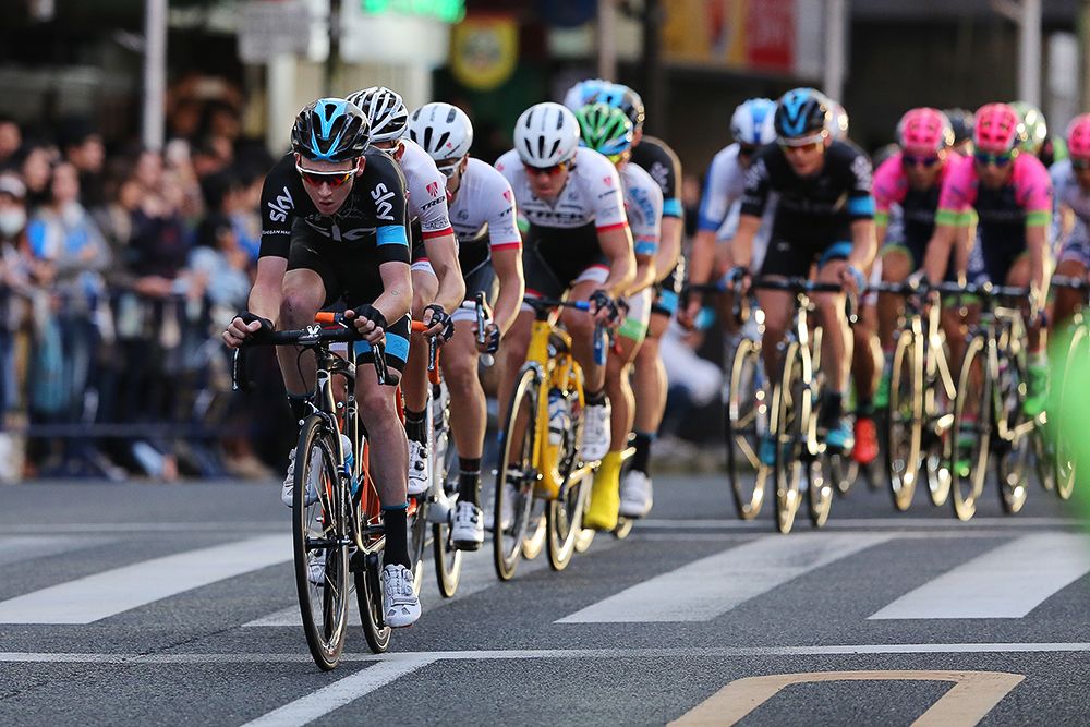 Sky stagiaire Tao Geoghegan Hart leads the bunch.