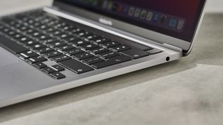 Apple MacBook Pro 13-Zoll (M1, 2020) Seitenansicht
