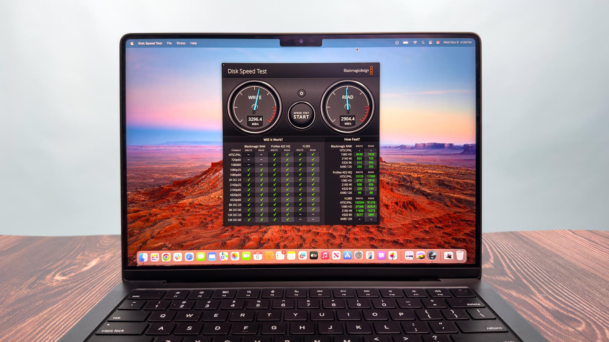 MacBook Pro 14 pouces (2024, M4) affiché ouvert sur une table