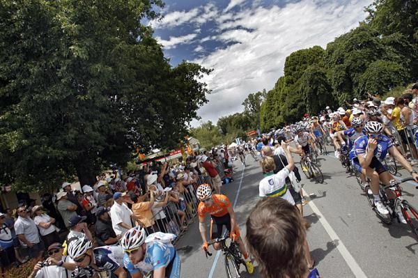 The peloton in the feed zone on stage 3.