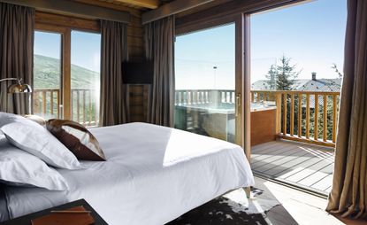 Guestroom with wooden balcony & Jacuzzi