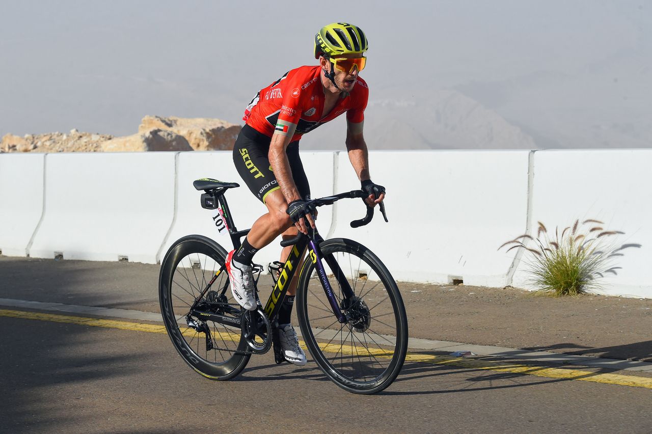 Adam Yates (Mitchelton-Scott) goes on the attack