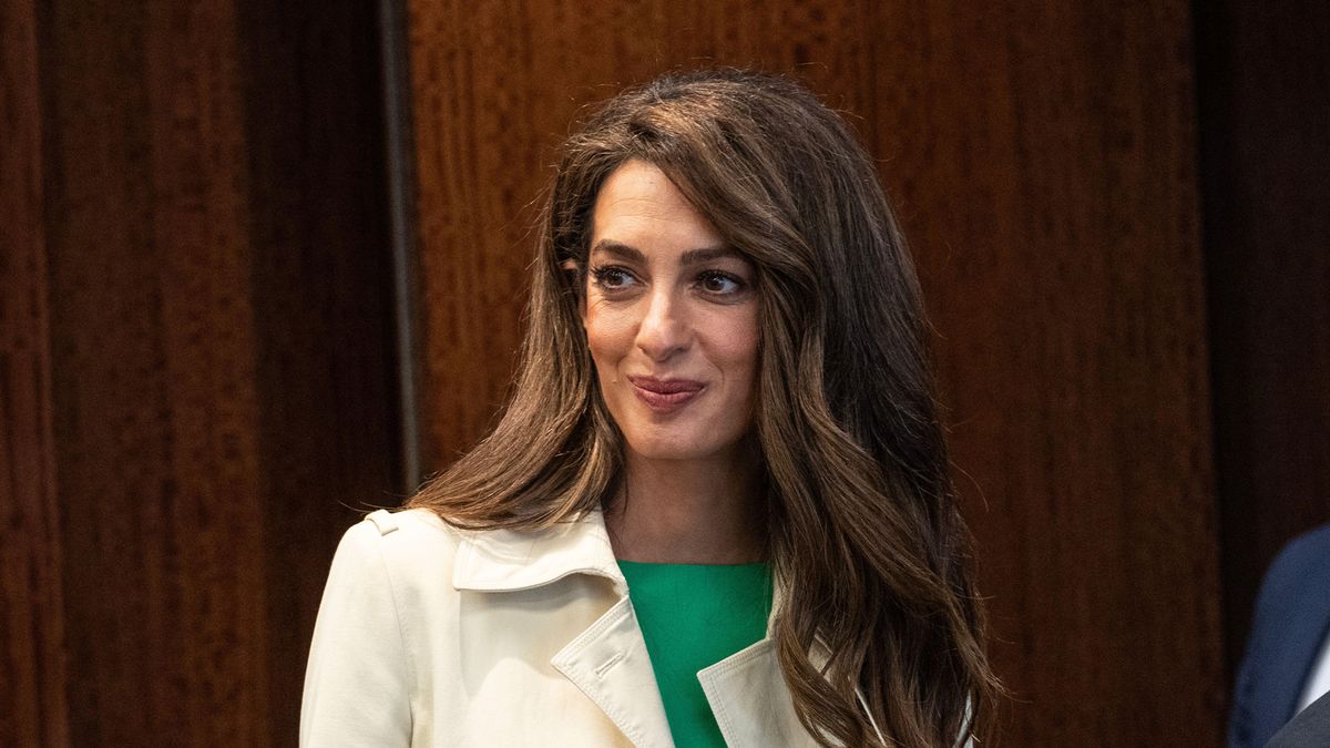 Personne n'aime la sophistication sans effort comme Amal Clooney : sa robe vert émeraude et son trench crème sont les incontournables de cette saison.