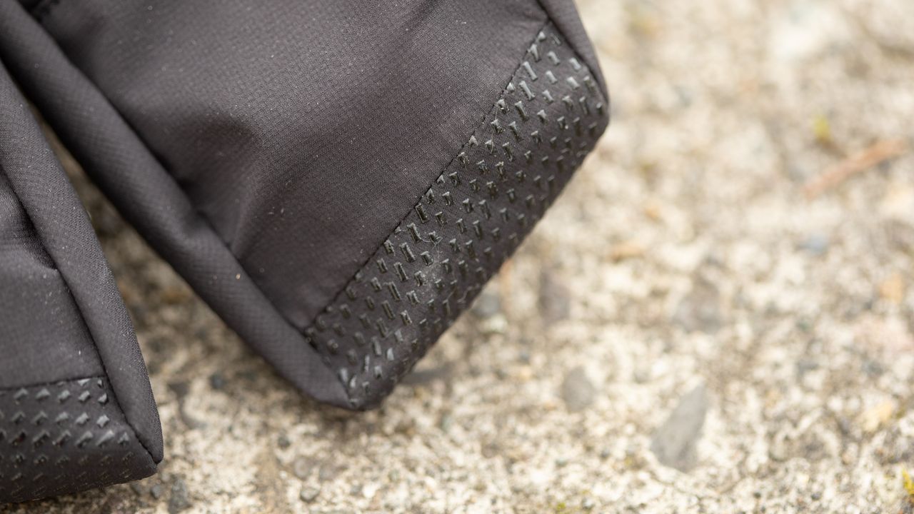 Sportful Lobster Glove silicone grip wrapping over the ends of the fingers