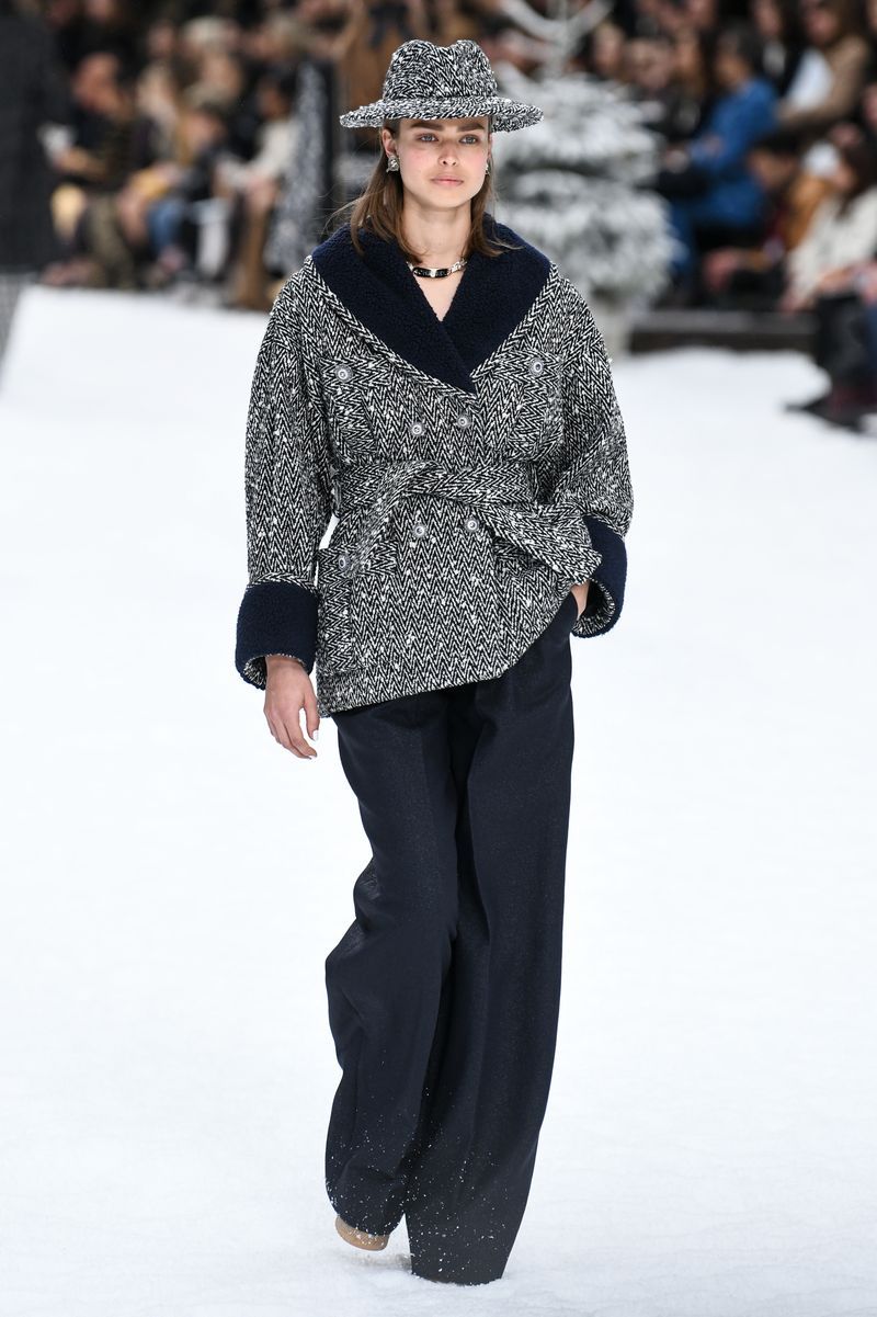 Fashion, Fashion show, Runway, Fashion model, Clothing, Winter, Human, Public event, Neck, Outerwear,