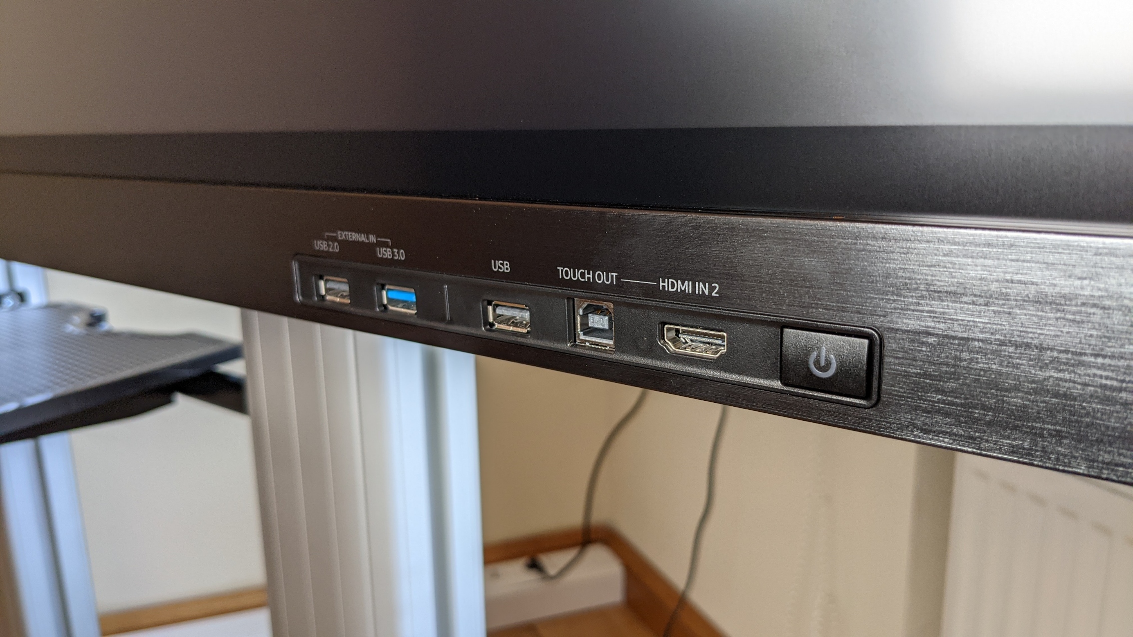 Nachaufname der Anschlüsse im Frontpanel des Samsung Flip 2