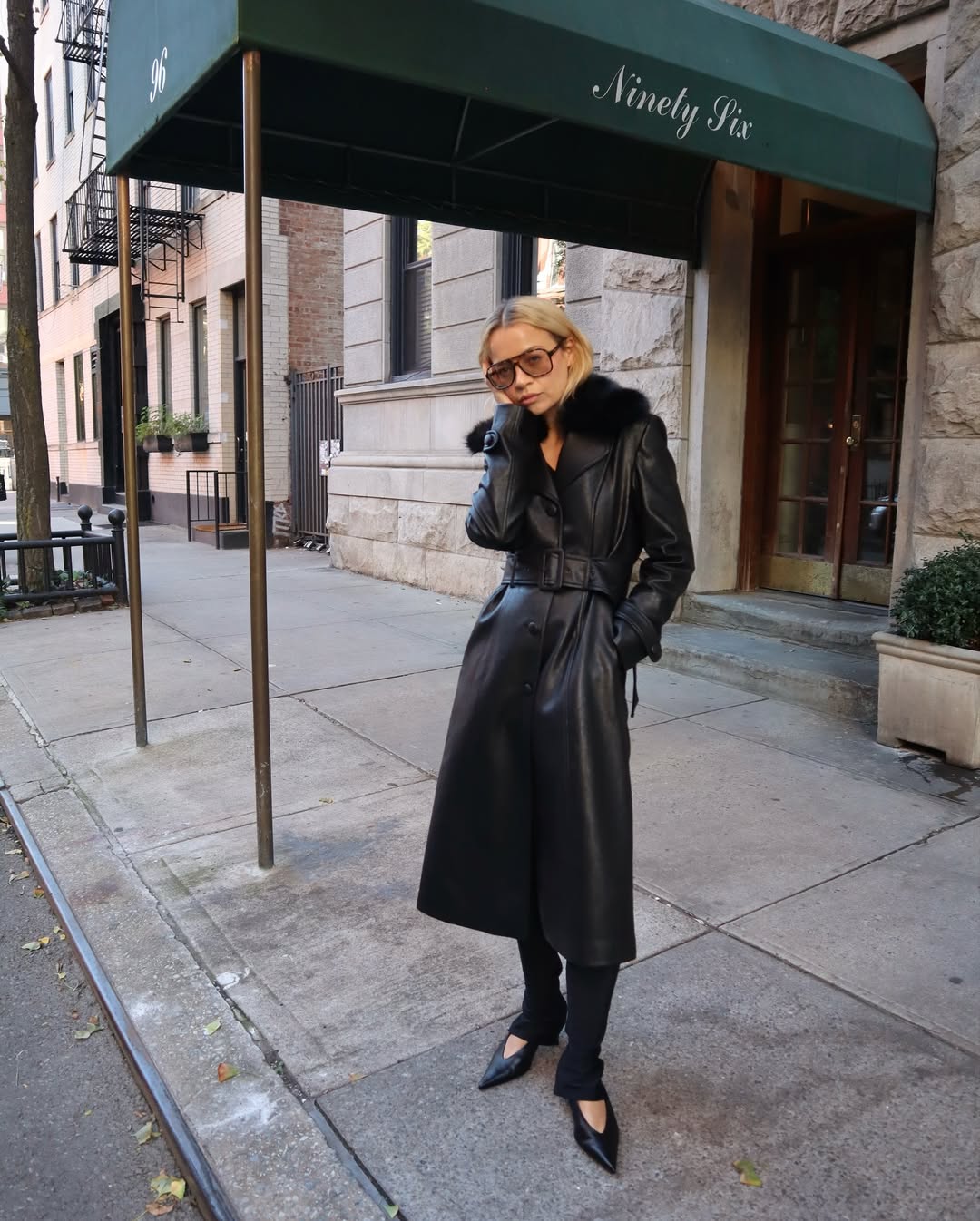 Stephanie Broek in V-neck heels