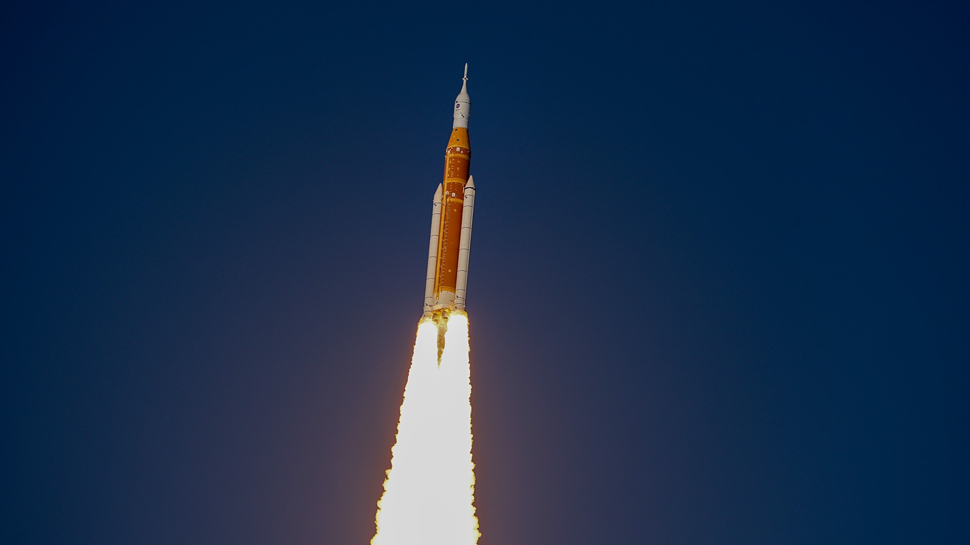 صاروخ ينطلق في السماء الزرقاء