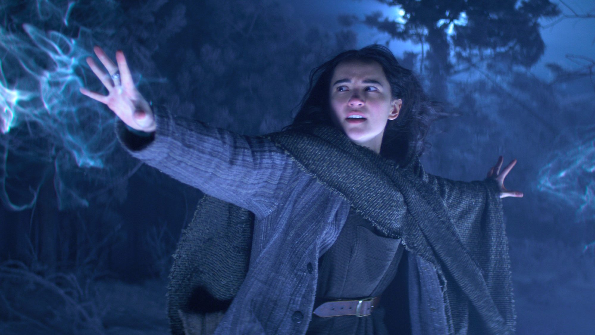 Alina Starkov (Jessie Mei Li) emitting magic out of her hands in Shadow and Bone