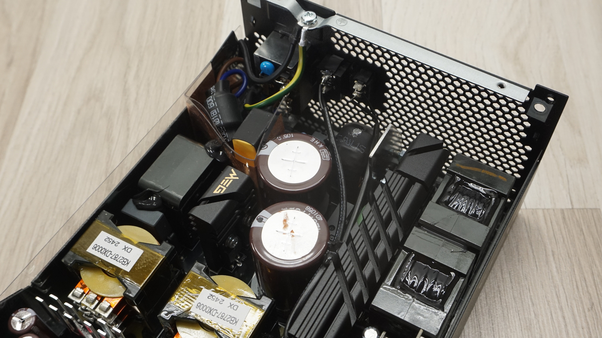 MSI MEG AI1600T PCIE5 Titanium PSU