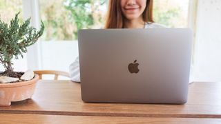 Een vrouw gebruikt een Apple MacBook