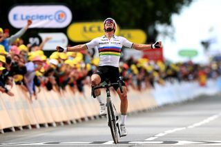 Julian Alaphilippe: The rainbow jersey makes people make mistakes