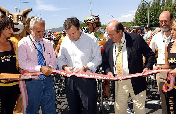 Cutting the ribbon to start stage 19