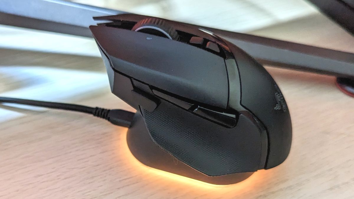 Razer Basilisk V3 - Wired Customisable Gaming Mouse (10+1 Programmable  Buttons, HyperScroll Tilt Wheel, 11 Chroma RGB Lighting Zones, Optical  Mouse