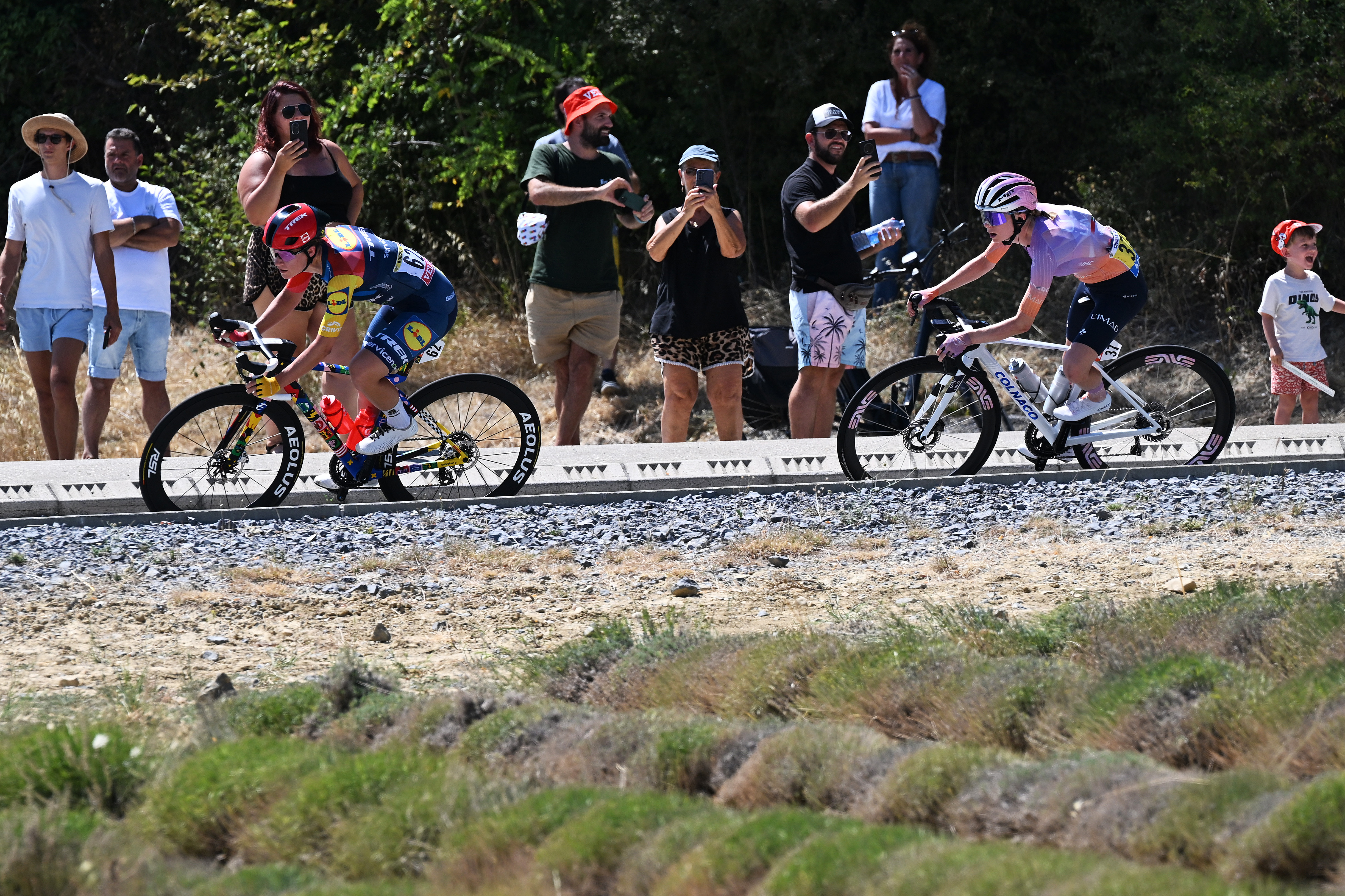 Tour de France Femmes stage 8 LIVE: Two riders go clear to form early breakaway