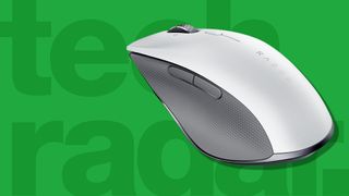 Beste PC mus: en hvit Razer mus mot grønn bakgrunn