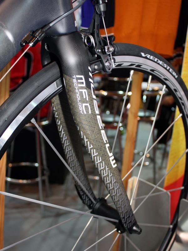 The flax fibers are clearly visible through the clearcoat on the Museeuw MF-1 fork.