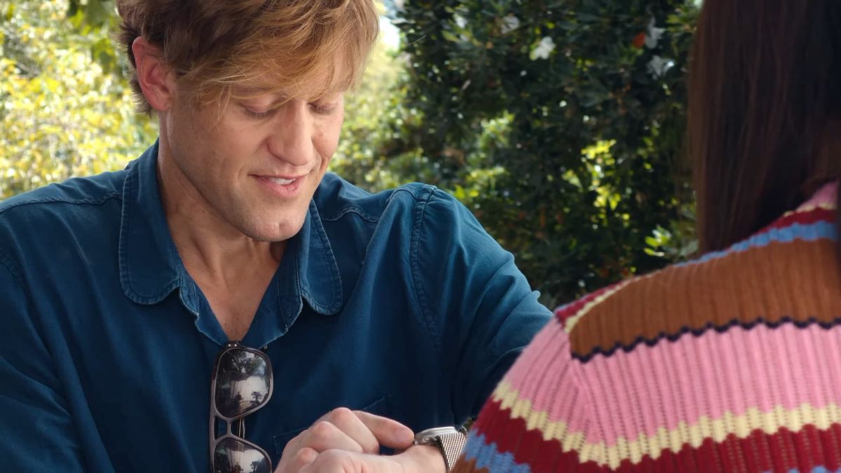A person using the Live Rewind feature on an Apple Watch.