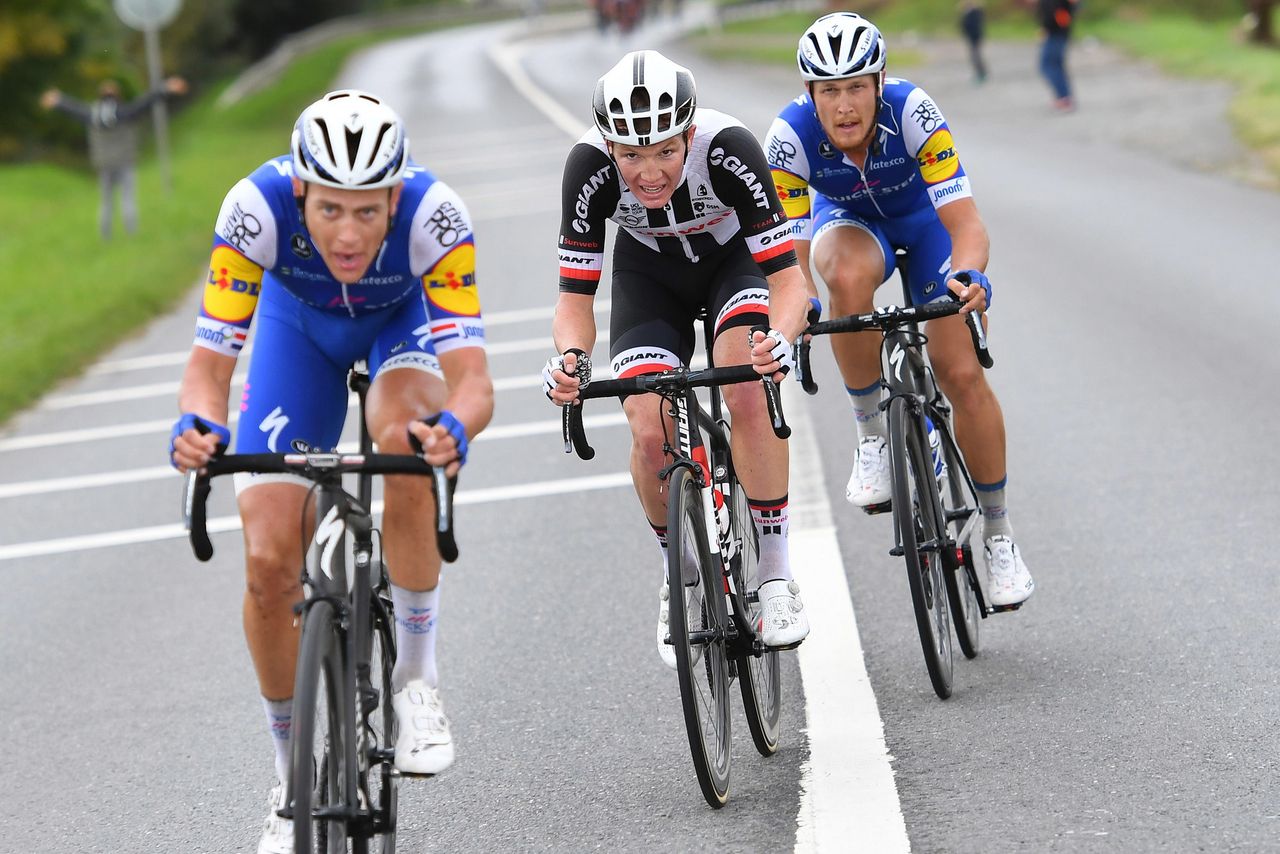 Niki Terpstra sets the pace for Soren Kragh Andersen and Matteo Trentin