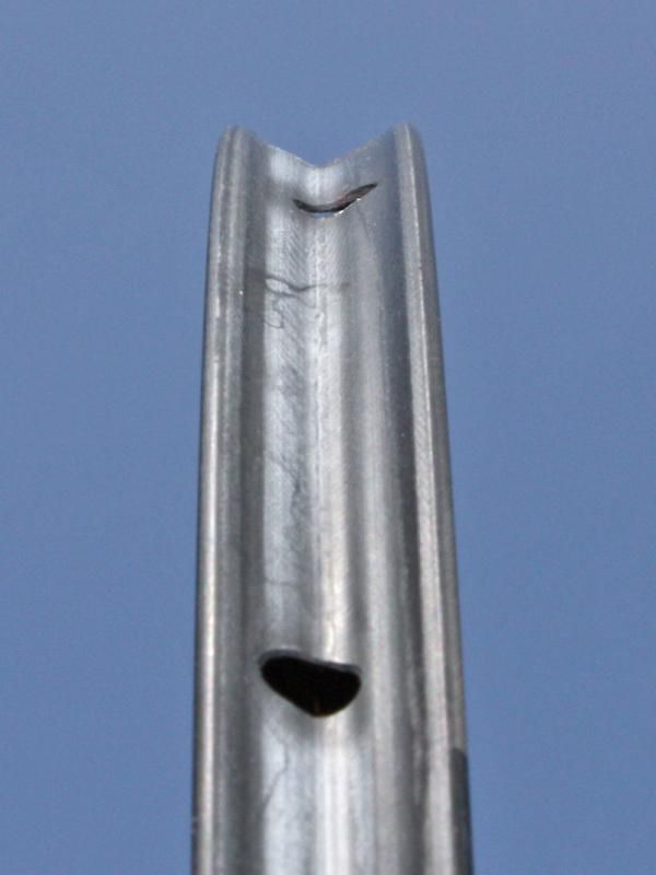 The V-shaped tire bed leaves a prominent groove for tubular tire seams