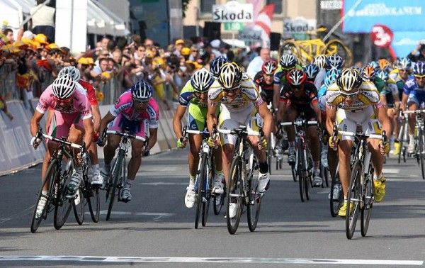 The sprint for second place at the finish in Bergamo.