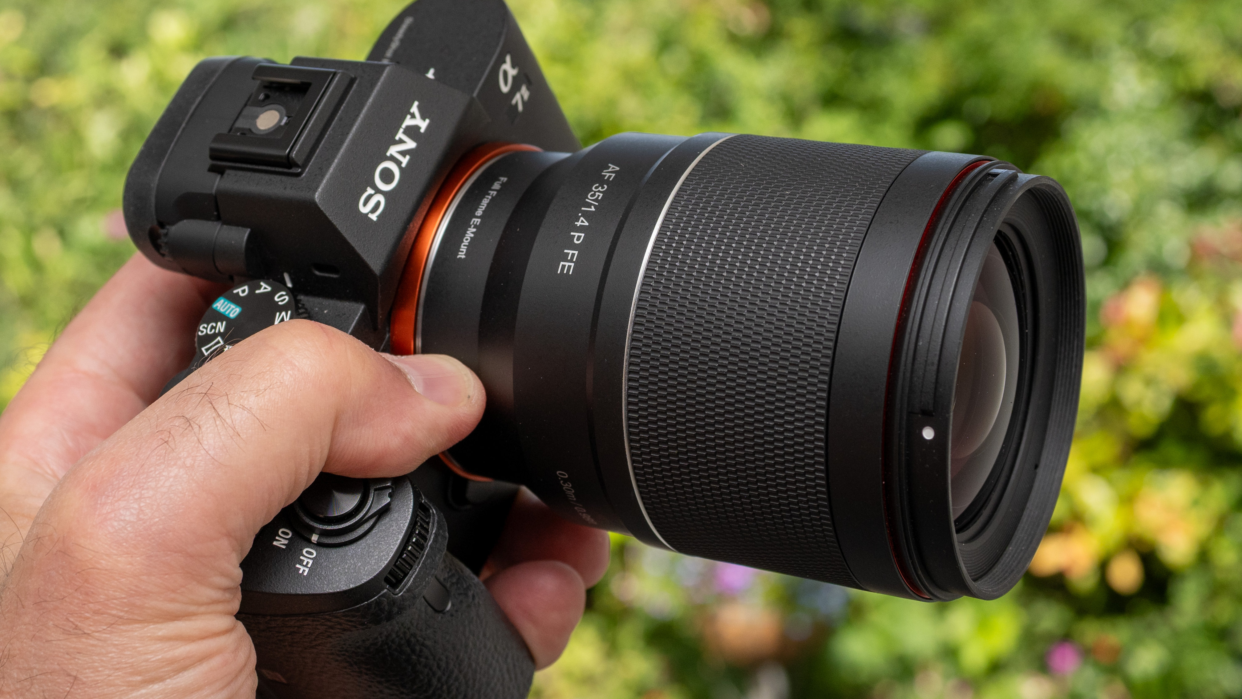 LK Samyang AF 35mm f/1.4 P FE product image held in hand