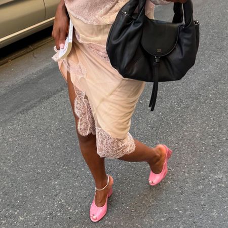 An image of @mv.tiangue wearing wedges, one of the biggest summer shoe trends of 2026.