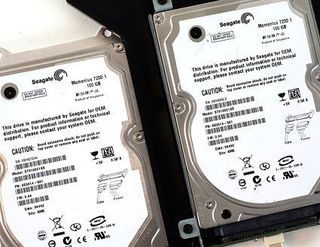The Executioner has not one but two Seagate Momentus ST910021AS 100 GB 7200 RPM SATA hard disk drives. One of them is from the empty hard drive bay from the previous slide while the second one is connected to the hard disk/optical disk/battery bay. Kille