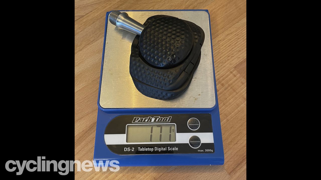 A Wahoo Speedplay Aero pedal and cleat on a ParkTool scale showing a weight of 171g