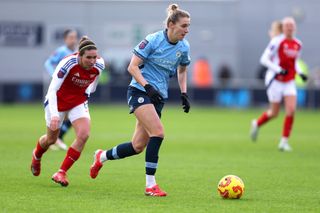 Vivianne Miedema dribbling the ball