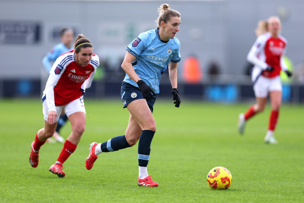 Vivianne Miedema dribbling the ball