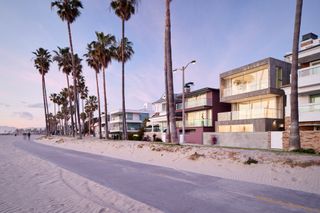 Venice Beach house by Dan Brunn set along the coastal road